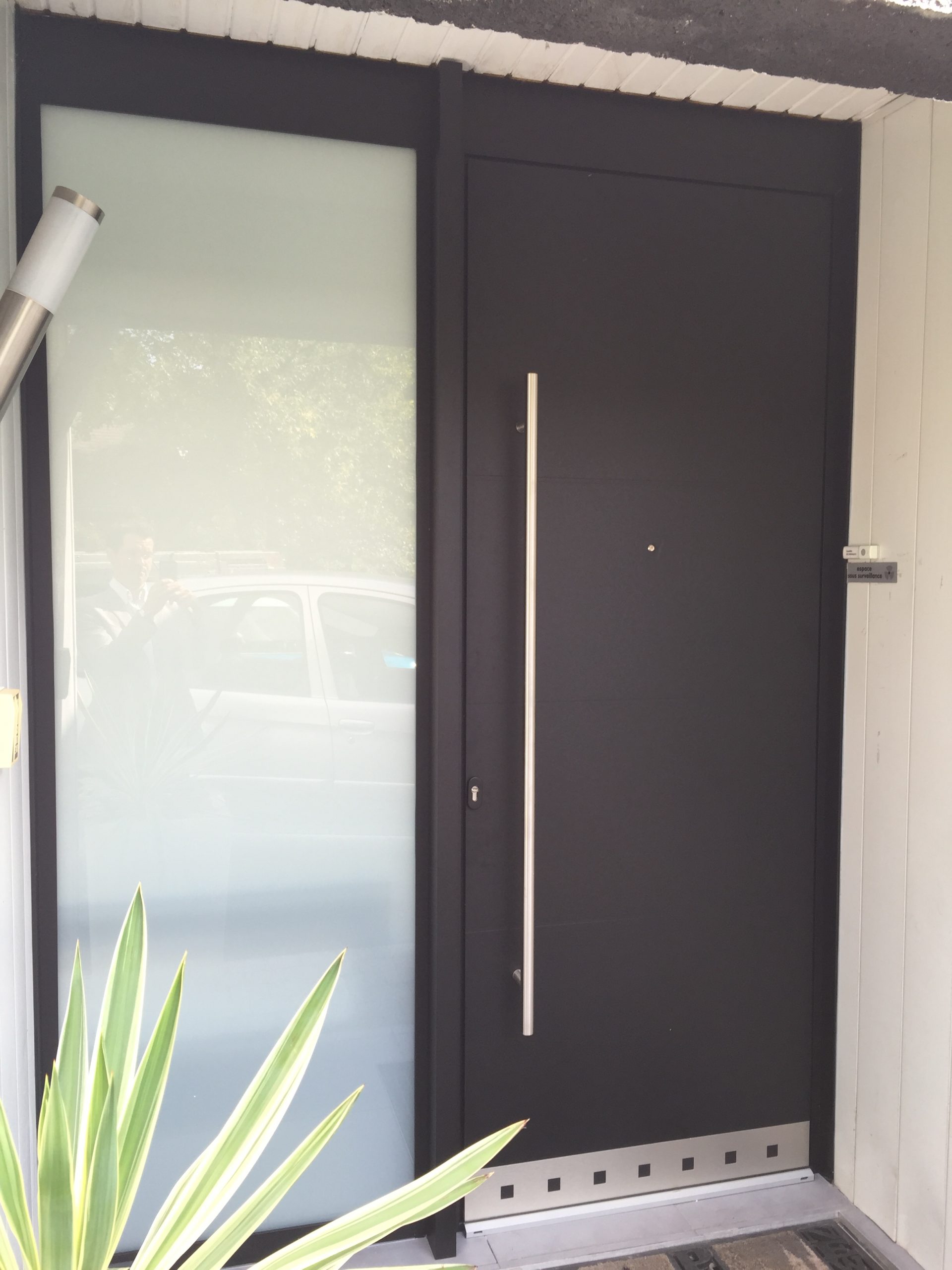 Porte d'entrée contemporaine aluminium Technal Soleal